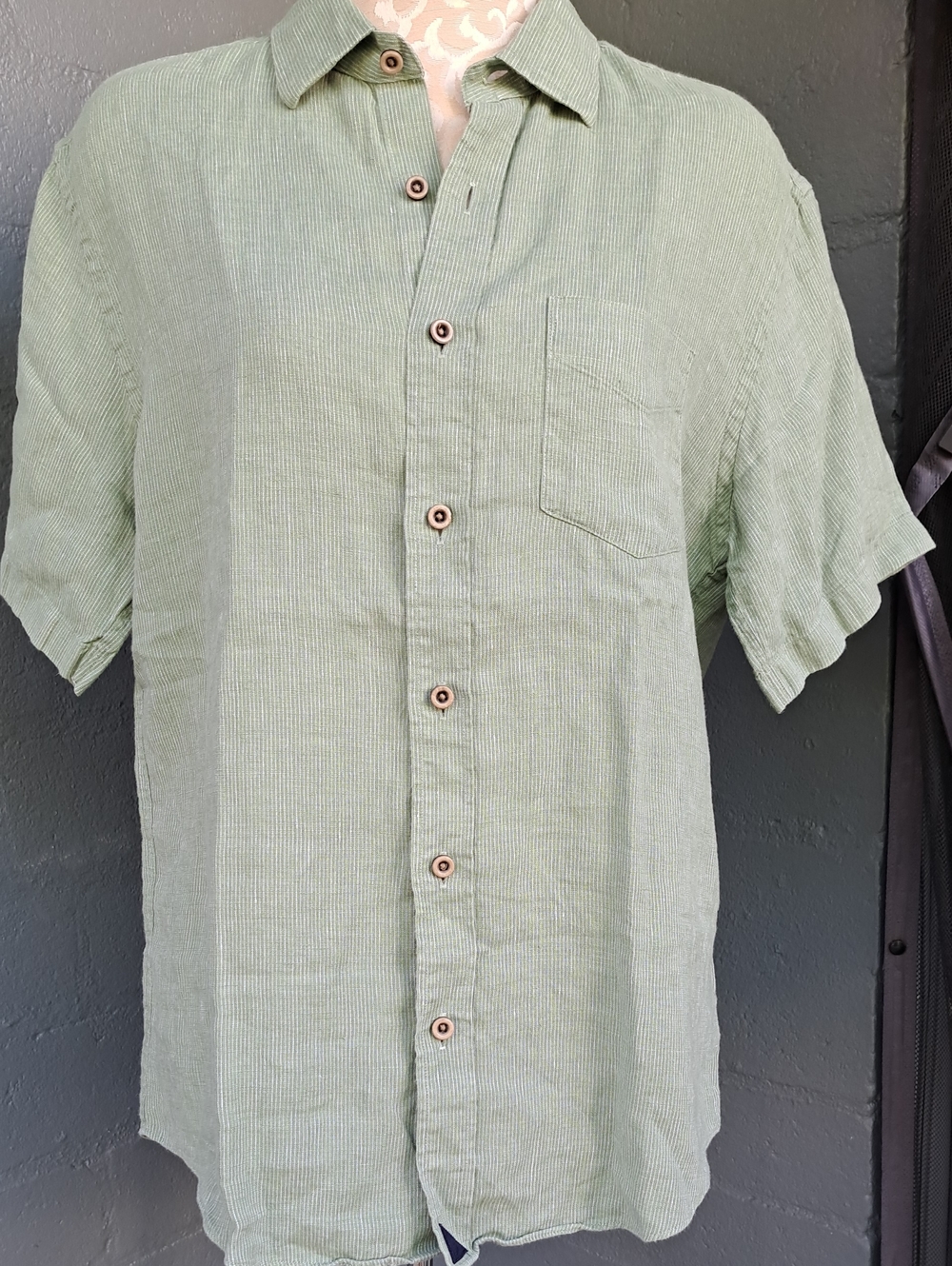 UNTUCKit Short Sleeve Button-Down Shirt in Sage Green 100% Linen